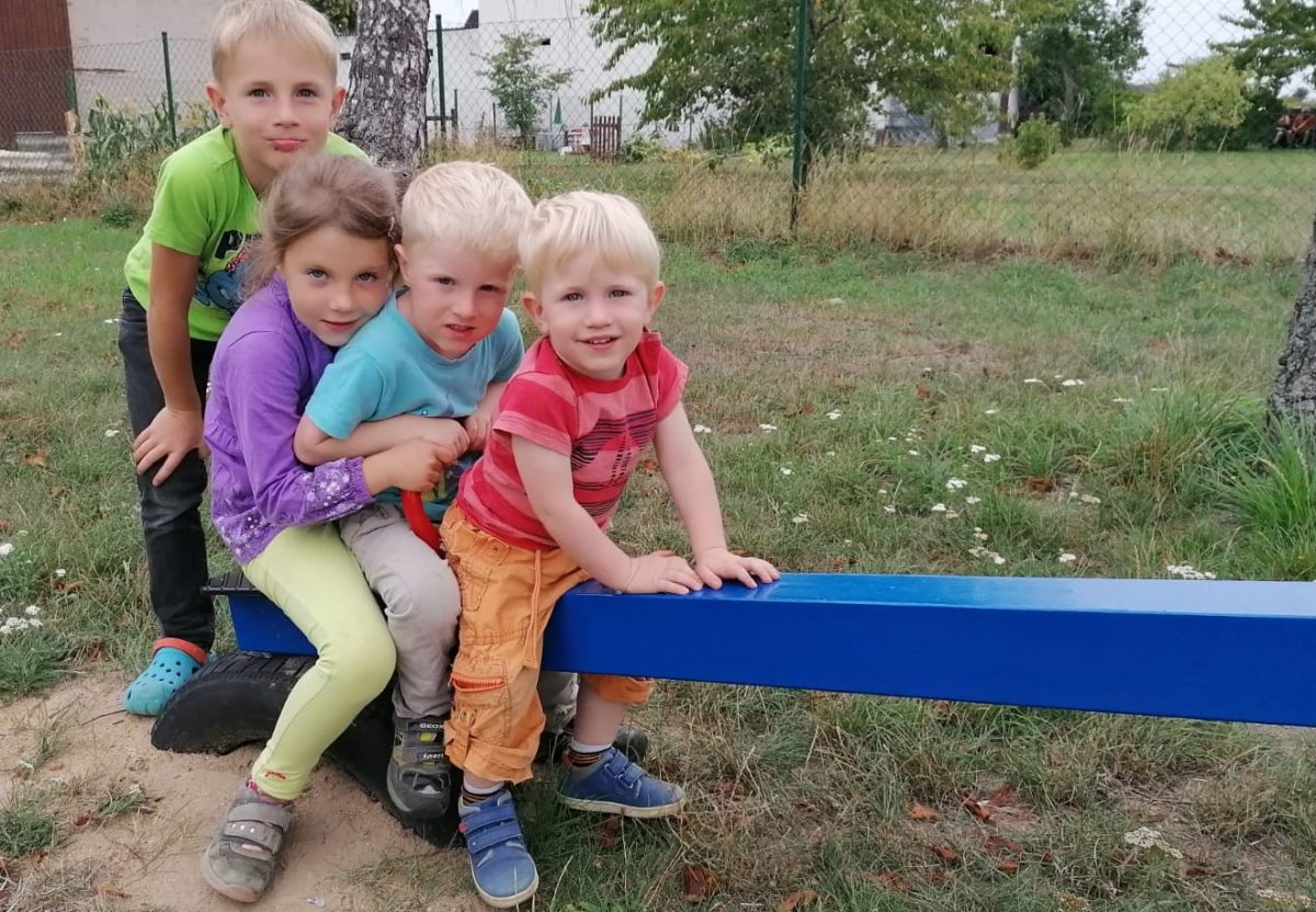 Unser Spielplatz hat ein neues Spielgerät erhalten